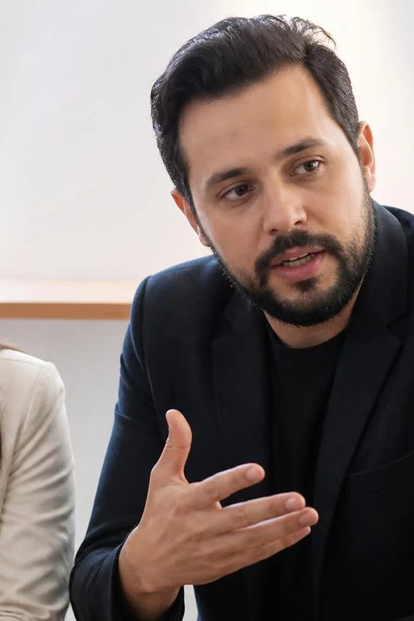 Microfone sobre a tribuna com as cadeiras da sala desfocadas ao fundo